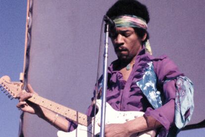 El guitarrista y cantante Jimi Hendrix, en una actuación de finales de los sesenta.