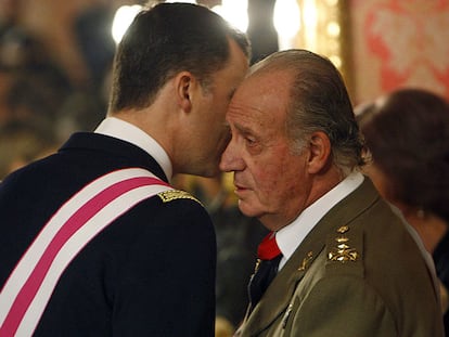El príncipe Felipe hace un comentario al oído al Rey en la celebración de la Pascua Militar.