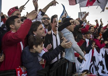 Seguidores de River Plate sujetan una foto del entrenador de su equipo, Marcelo Gallardo, este domingo en Madrid.