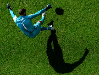 El portero australiano Mathew Ryan despeja un balón en el partido frente a Túnez, en el estadio Al Janoub Stadium de Qatar. 