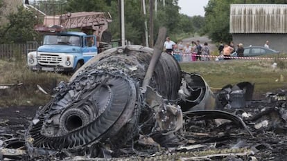 Restos del avi&oacute;n del vuelo MH17, cerca de Roszypne, Ucrania.