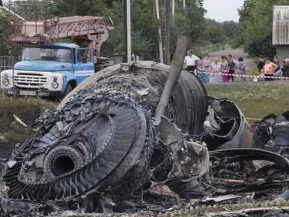 Restos del avi&oacute;n del vuelo MH17, cerca de Roszypne, Ucrania.