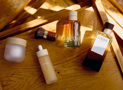 Desde la izda., crema Euphorisante & Éclaty y sérum Réinitialisant & Transformateur, ambos de NEURAÉ, con tapones de madera fabricados por Quadpack; brocha de GUERLAIN con mango de madera lacada; fragancia amaderada ADN Sándalo Sacro de ADOLFO DOMINGUEZ y Solo Elixir de LOEWE PERFUMES.
