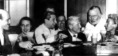 Hemingway (derecha) y Spencer Tracy (centro), en Floridita en 1955, cuando se rodaba en la isla 'El viejo y el mar'.