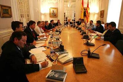 La Mesa y la Junta de Portavoces de las Cortes en su reunión de ayer.