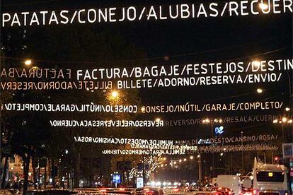 En el recorrido de las luces navideñas en Madrid, la parte más polémica le toca al Paseo de Recoletos. La artista Eva Lootz, que bajo encargo del Ayuntamiento de Madrid, ha colocado 200 palabras iluminadas. Entre esas palabras está cuchillo o lujuria, algo que la autora defiende como únicamente "palabras libres".