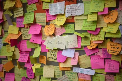 Mensajes pegados en una pared de un edificio de las Ramblas tras el atentado del pasado 17 de agosto.