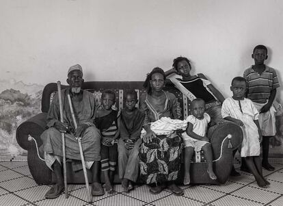 Familia numerosa retratada en el centro de planificación familiar de la Villa Rufisque, un suburbio muy pobre del Gran Dakar, que funciona con el apoyo de la ONG Marie Stopes. Tener ocho o diez hijos era habitual hace apenas unos años. Ahora ya no.