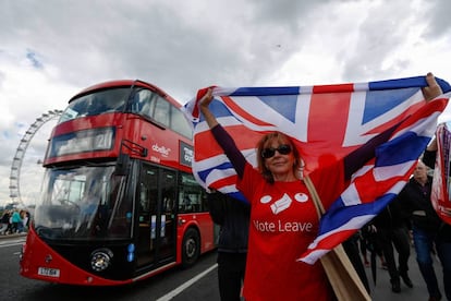 Una activista sosteniendo la bandera británica.
