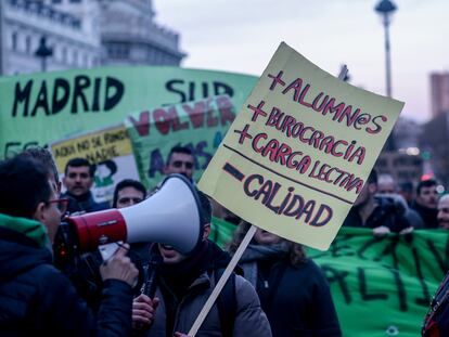 Dos personas sostienen un cartel durante una manifestación por una educación pública y de calidad, a 27 de febrero de 2024, en Madrid (España).