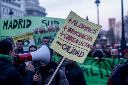 Dos personas sostienen un cartel durante una manifestación por una educación pública y de calidad, a 27 de febrero de 2024, en Madrid (España).