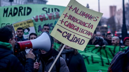 Un momento de la manifestación celebrada el 27 de febrero entre Neptuno, Cibeles y Sol, bajo el lema 'Por una educación pública y de calidad' y convocada por CGT, STEM y CNT.