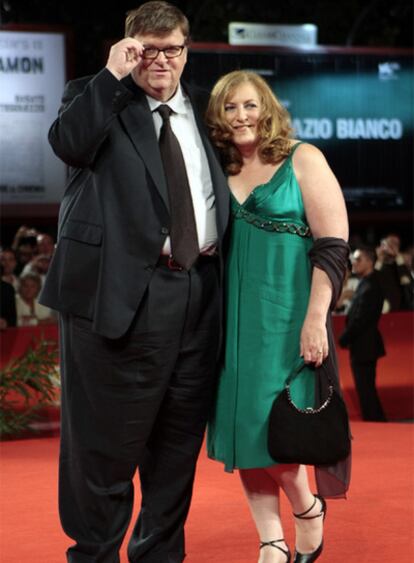El cineasta Michael Moore y su esposa, Kathleen Glynn, en Venecia.