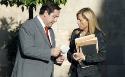 La vicepresidenta del Govern de la Generalitat, Joana Ortega, conversa con el conseller de Agricultura, Ganadera, Pesca y Alimentacin, Josep Maria Pelegr. EFE/Archivo