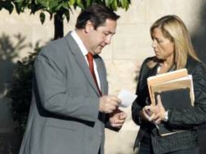 La vicepresidenta del Govern de la Generalitat, Joana Ortega, conversa con el conseller de Agricultura, Ganadería, Pesca y Alimentación, Josep Maria Pelegrí. EFE/Archivo