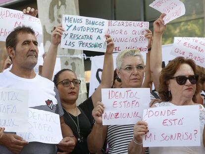 Concentración de afectados de iDental ante la Consejería de Sanidad. 