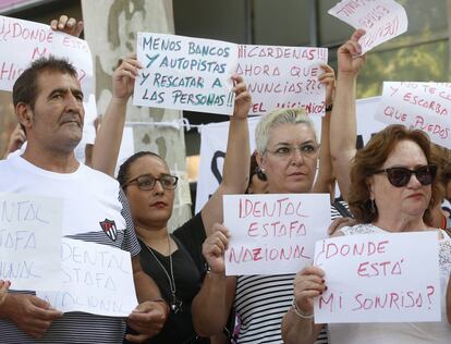 Concentración de afectados de iDental ante la Consejería de Sanidad. 