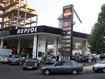 Colas de veh&iacute;culos para repostar en una gasolinera de Repsol, en Madrid.