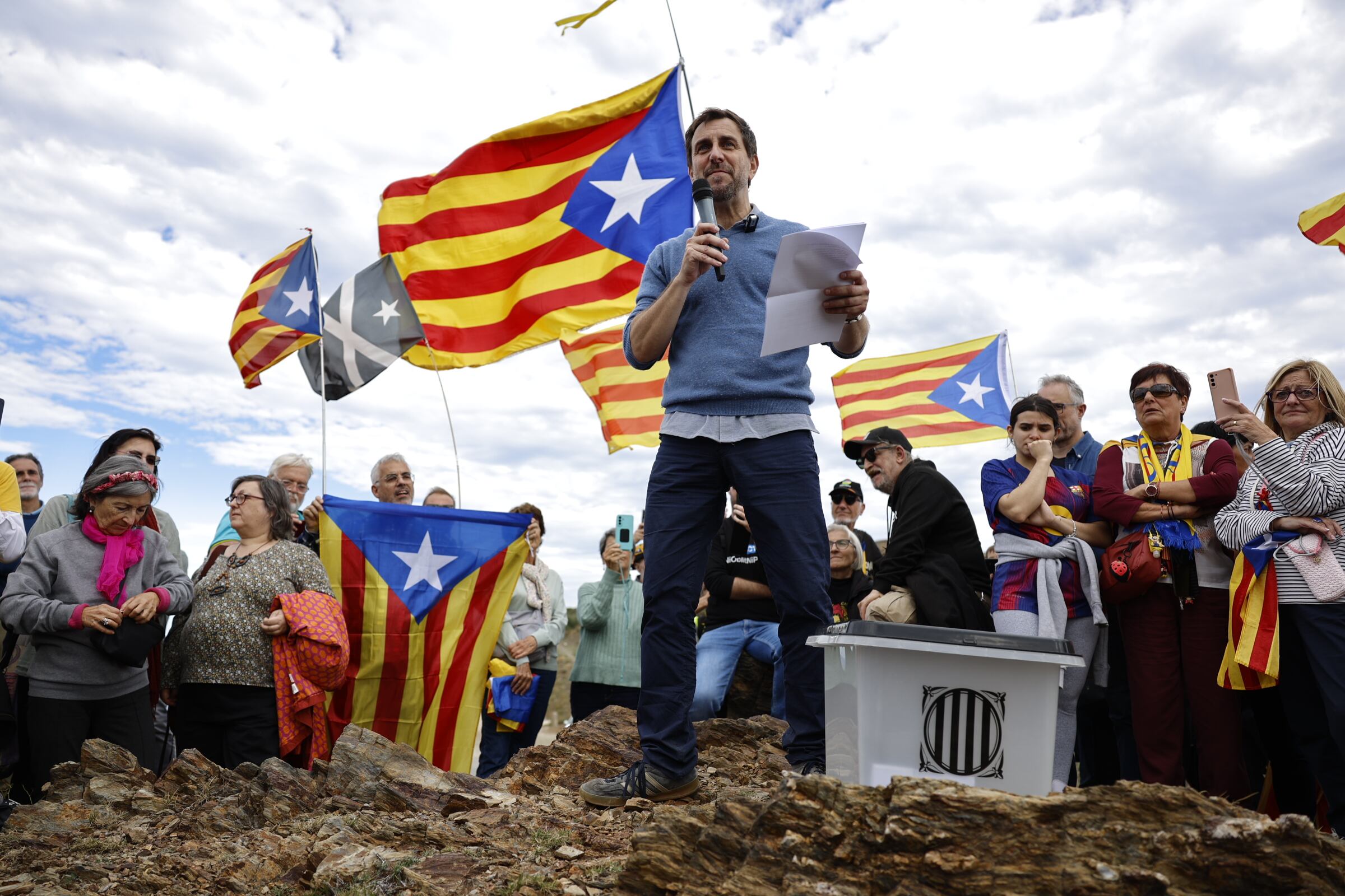Toni Comín durante su discuso en el memorial de los exiliados de la República, en la frontera entre Cervere y Portbou.