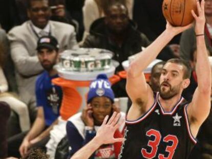 Marc Gasol lanza ante su hermano Pau.