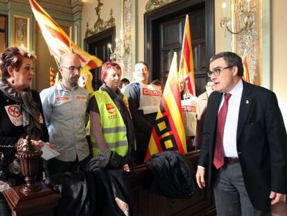 El alcalde Ángel Ros durante las protestas de los sindicatos en el ayuntamiento de Lleida contra la reforma laboral.