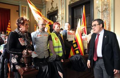 El alcalde Ángel Ros durante las protestas de los sindicatos en el ayuntamiento de Lleida contra la reforma laboral.