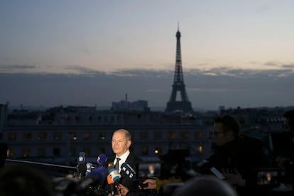 El canciller alemán, Olaf Scholz, habla con los medios de comunicación en la embajada alemana después de una reunión informal de líderes de países clave de la Unión Europea y del Reino Unido en París.