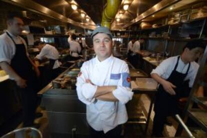 Guillermo Trullás en la cocina de El Willy, restaurante español en Shanghái.