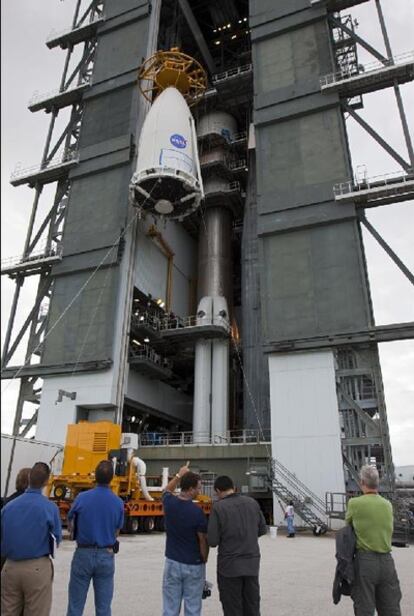 Colocación de la punta del cohete en la que va alojado el vehículo de exploración de Marte 'Curiosity' en uno de los hangares de integración de la base espacial de cabo Cañaveral (Florida).