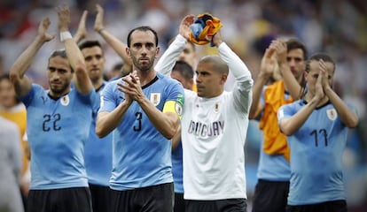 Jogadores uruguaios se despedem da Copa após derrota para a França.