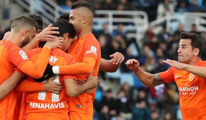 Chory Castro celebra con sus compañeros su gol marcado ante la Real Sociedad.