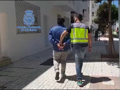 El hombre detenido mientras los agentes lo llevan a comisaría.