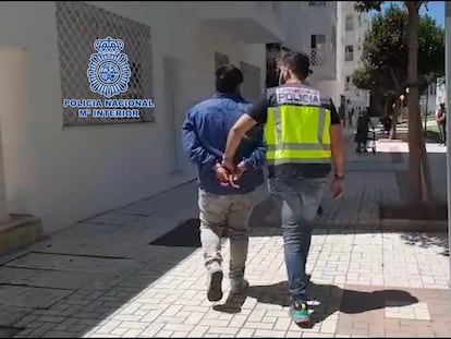 El hombre detenido mientras los agentes lo llevan a comisaría.