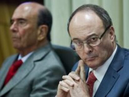  El gobernador del Banco de Espa&ntilde;a, Luis Mar&iacute;a Linde (d) y el presidente del Banco Santander, Emilio Bot&iacute;n, 