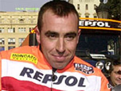 El piloto catalán, en Barcelona, durante la presalida de la 25 edición del 'rally' Dakar 2003.