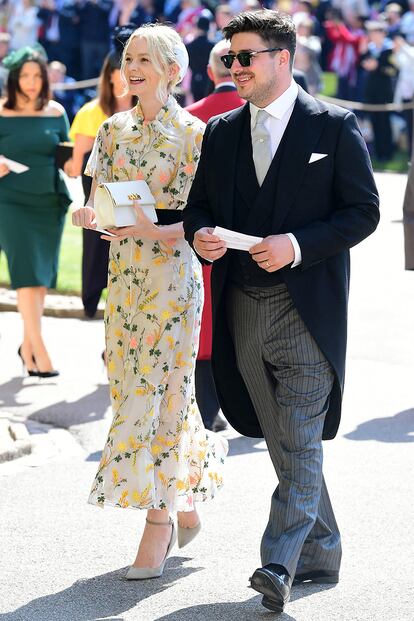 La actriz británica Carey Mulligan, perfecta con un vestido de Erdem que puede inspirar a cualquier invitada a una boda diurna tanto por su corte, como por su color y estampado. Llegó acompañada de su novio, Marcus Mumford, líder de la banda Mumford & Sons.