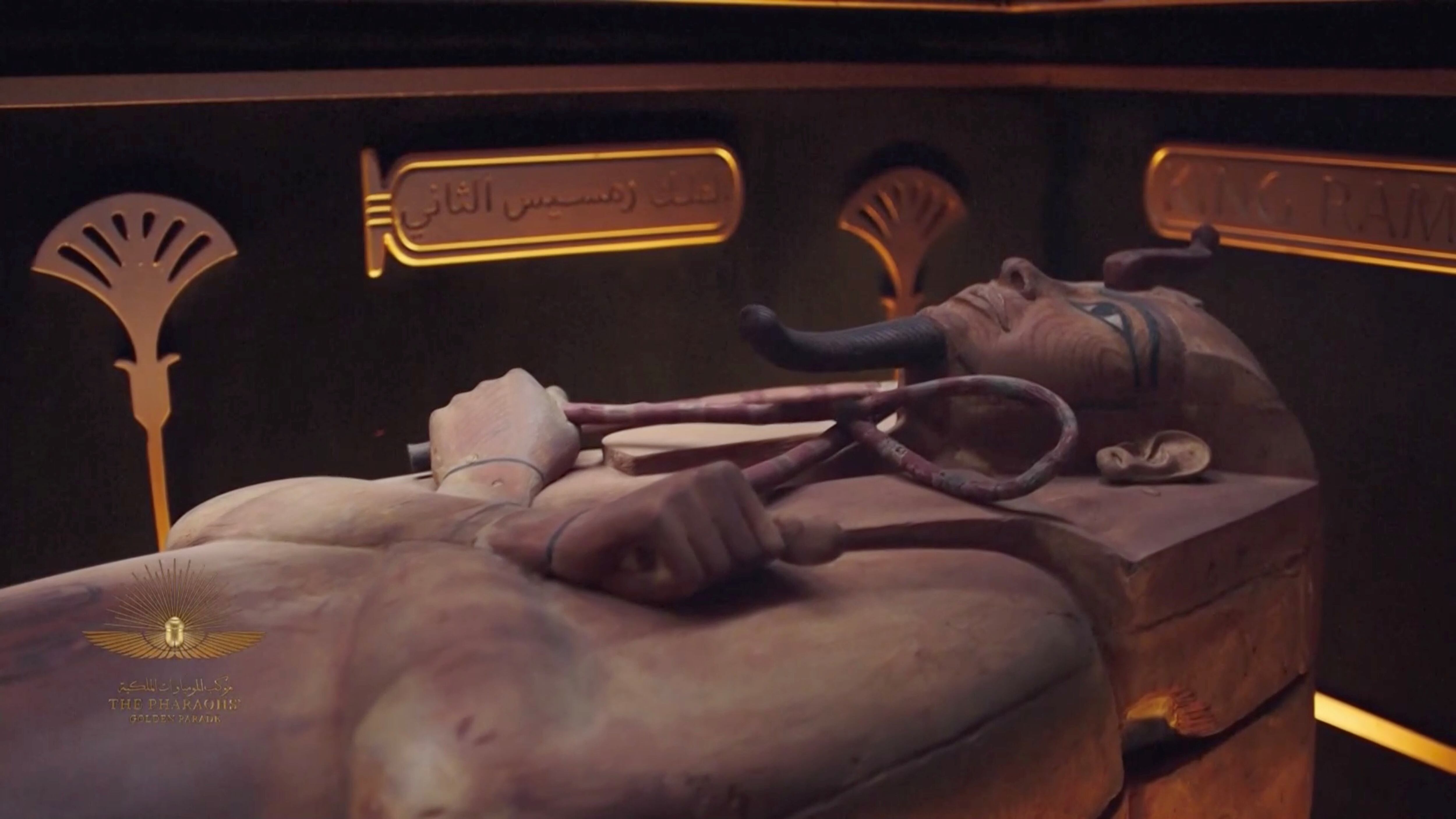 El sarcófago de una momia, durante el desfile por las calles de El Cairo.