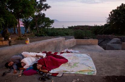Un grupo de personas duermen en la calle cerca del lago Managua. El gobieno está recomendando a sus ciudadanos que duerman en las calles después de una serie de terremotos y réplicas que han sacudido la zona (Nicaragua).