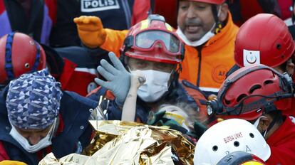 Elif Perincek, una niña de tres años sepultada bajo los escombros de un inmueble, es rescatada 65 horas después de producirse el terremoto en Turquía, y conducida a un hospital.
