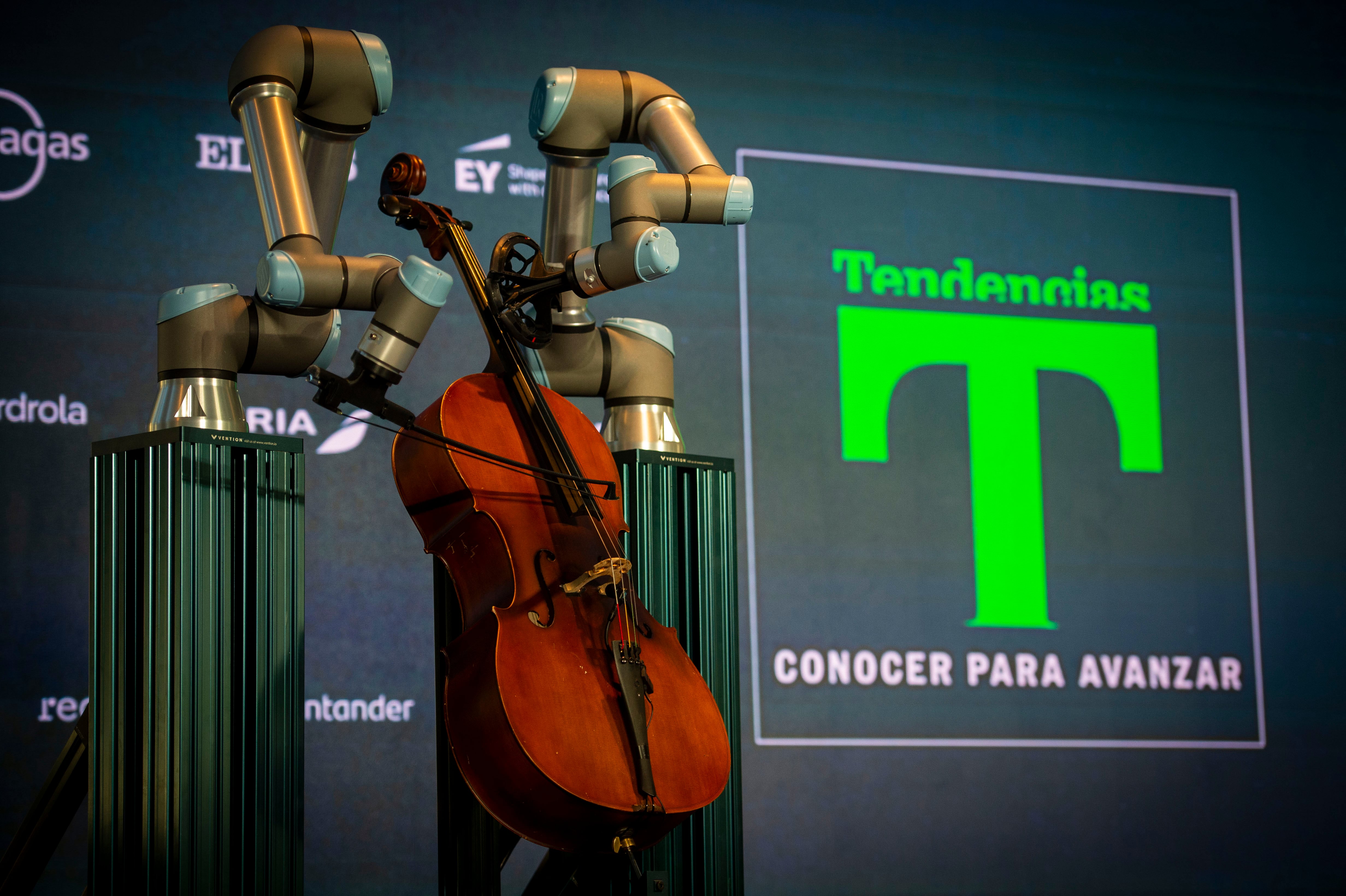 Un violonchelo tocado por robot en el Evento Tendencias 2024, en Madrid. 