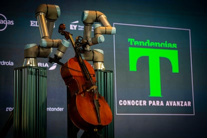 Un violonchelo tocado por robot en el Evento Tendencias 2024, en Madrid. 