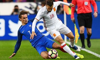 Antoine Griezmann (izquierda) realiza una entrada a Jordi Alba.