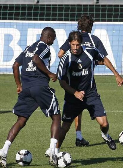 Diarra (de espaldas) y Van Nistelrooy entrenándose el viernes pasado.