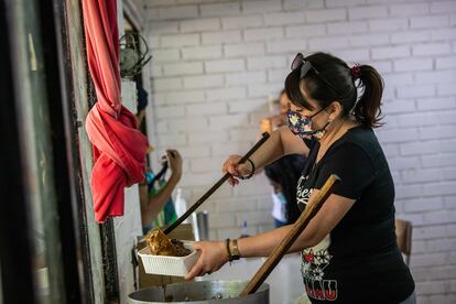 En la Junta de Vecinos de Nogales, barrio de la comuna de Estación Central, al noreste de la capital, reparten cada día, tres días a la semana, entre 100 y 150 raciones de comida. “Hay dos realidades. Los políticos hablan de alimentos saludables, pero la verdad es que a la población no le alcanza para esos alimentos. Se cocina y se come lo que se puede. Ese es el tema”, dice Hernán Olivi Inostrosa, coordinador del lugar.