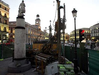 Aspecto de las obras del Ministerio de Fomento para la construcción de una estación de cercanías en la Puerta del Sol.