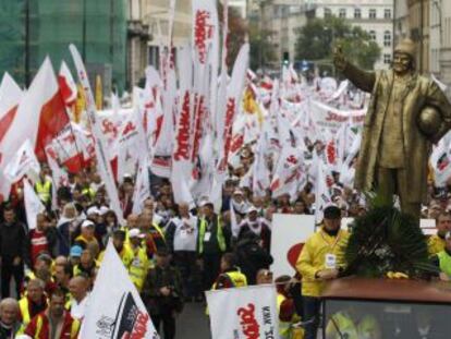 Manifestantes del sindicato Solidaridad portan una estatua del primer ministro polaco Donald Tusk en Varsovia el s&aacute;bado. 