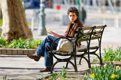 Timothee Chalamet caracterizado como Bob Dylan durante el rodaje de 'A Complete Unknown' en Nueva York el pasado marzo.