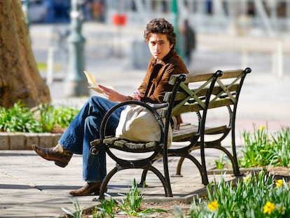 Timothee Chalamet caracterizado como Bob Dylan.