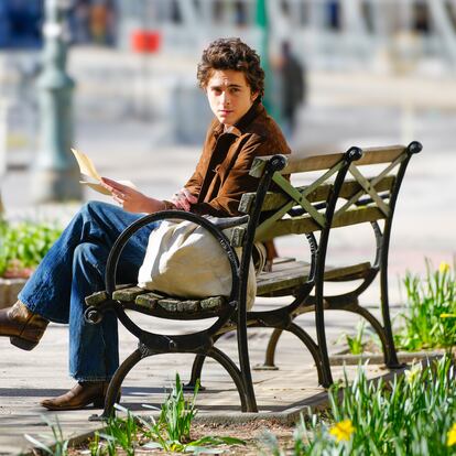 Timothee Chalamet caracterizado como Bob Dylan durante el rodaje de 'A Complete Unknown' en Nueva York el pasado marzo.