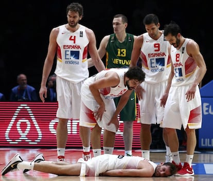 Rudy en el suelo lesionado